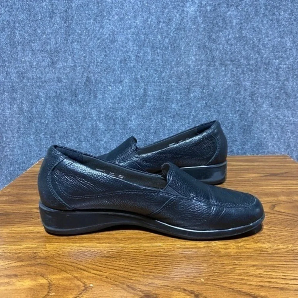 Clarks Collection Womens Black Leather Slip On Loafers Low Wedge 7.5W Minimalist